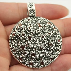 Medallón de flores plateado