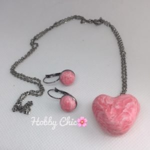 COLLAR CON MEDALLÓN DE CORAZÓN,  Y AROS IMITACIÓN CUARZO ROSA