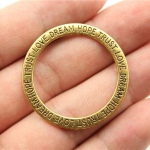 Hermoso anillo HOPE, DREAM , TRUST, LOVE  1 u