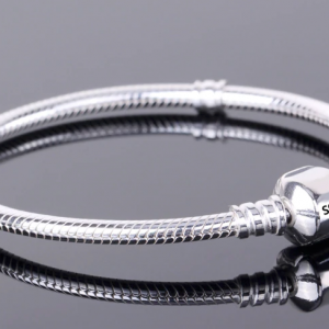 Pulsera plateada  tipo PANDORA para dijes 1u