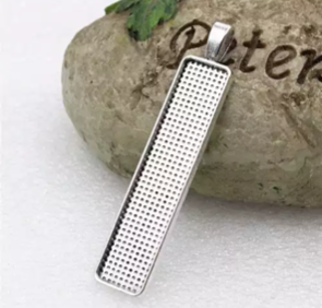 Medallón plateado base carbujón RECTANGULAR .      1u